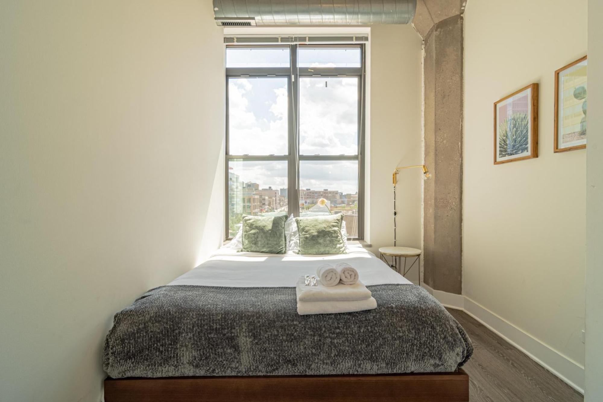 Bright 2Br Luxury Corner Suite With Optional Parking Sleeps 6 Guests Near Mccormick Place And Soldier Field Chicago Kültér fotó