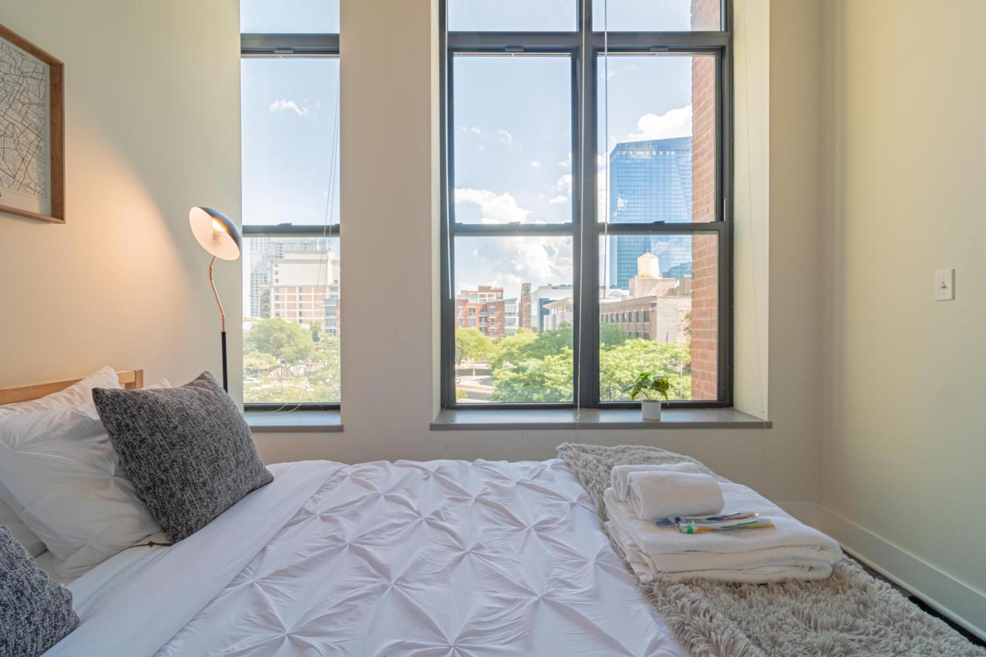 Bright 2Br Luxury Corner Suite With Optional Parking Sleeps 6 Guests Near Mccormick Place And Soldier Field Chicago Kültér fotó